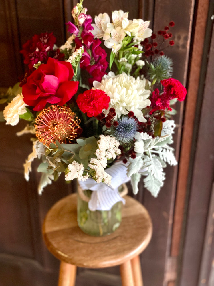 Christmas Posy in glass hurricane vase with rope handle