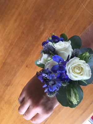 
                
                    Load image into Gallery viewer, Corsages
                
            