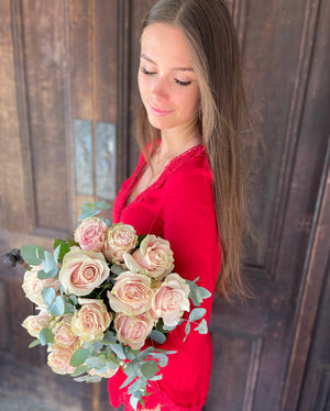 
                
                    Load image into Gallery viewer, Blush pink rose bouquet
                
            